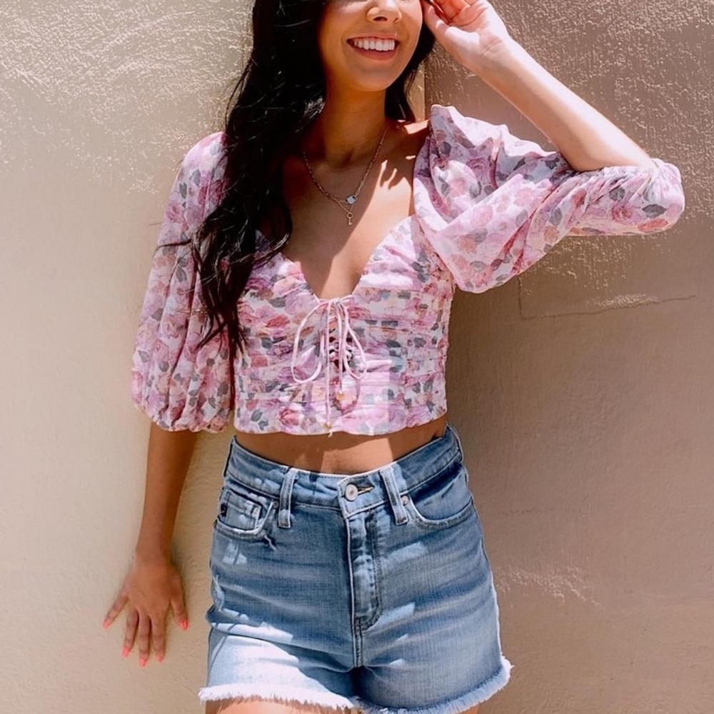 Juliana’s Size S!! Cute floral lace up top!! Perfect for spring/evening wear!